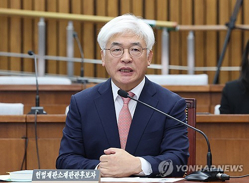 마은혁 헌법재판관 후보자가 지난해 12월 23일 서울 여의도 국회에서 열린 인사청문회에서 위원 질의에 답하고 있다.   [연합뉴스]